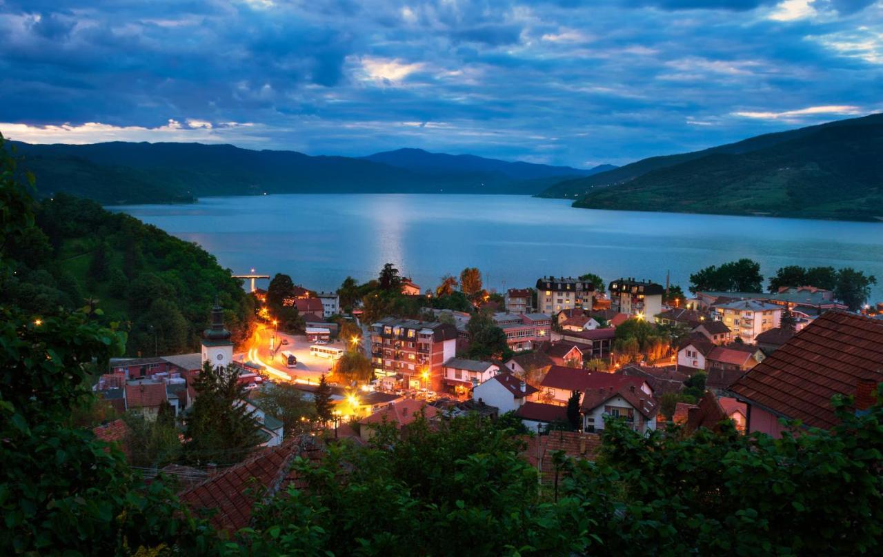 Apartman Julija Donji Milanovac Buitenkant foto