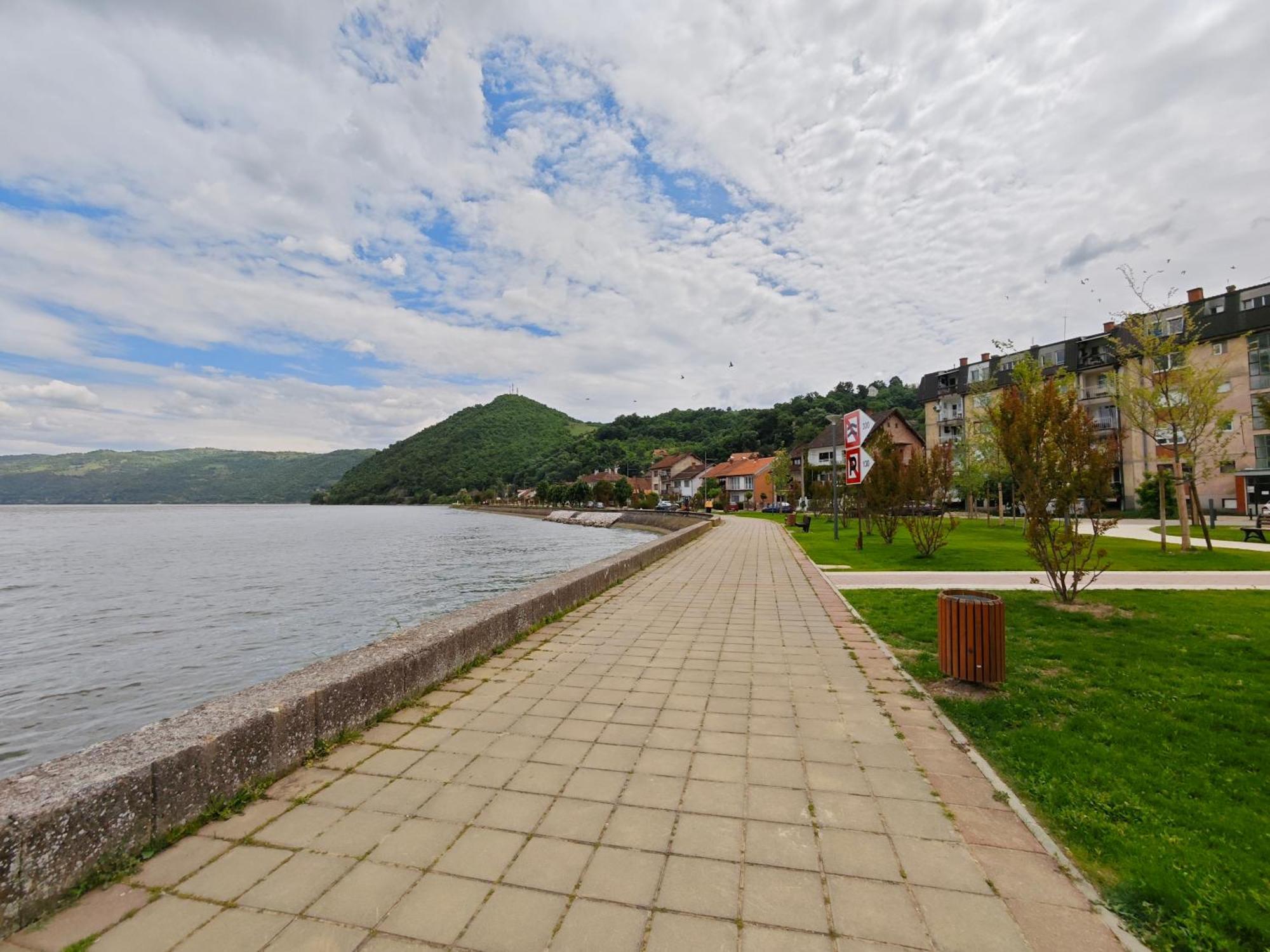 Apartman Julija Donji Milanovac Buitenkant foto