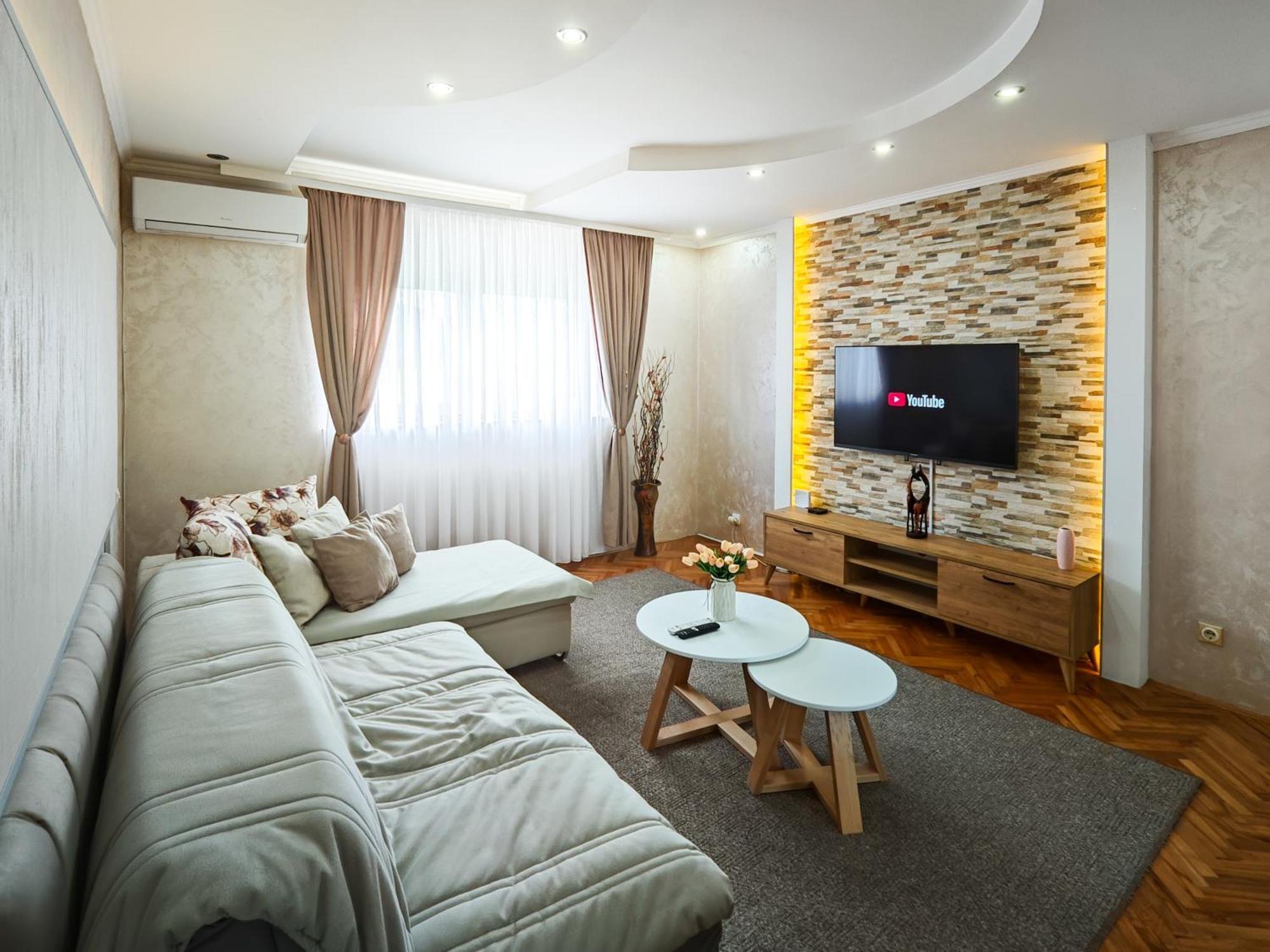 Apartman Julija Donji Milanovac Buitenkant foto