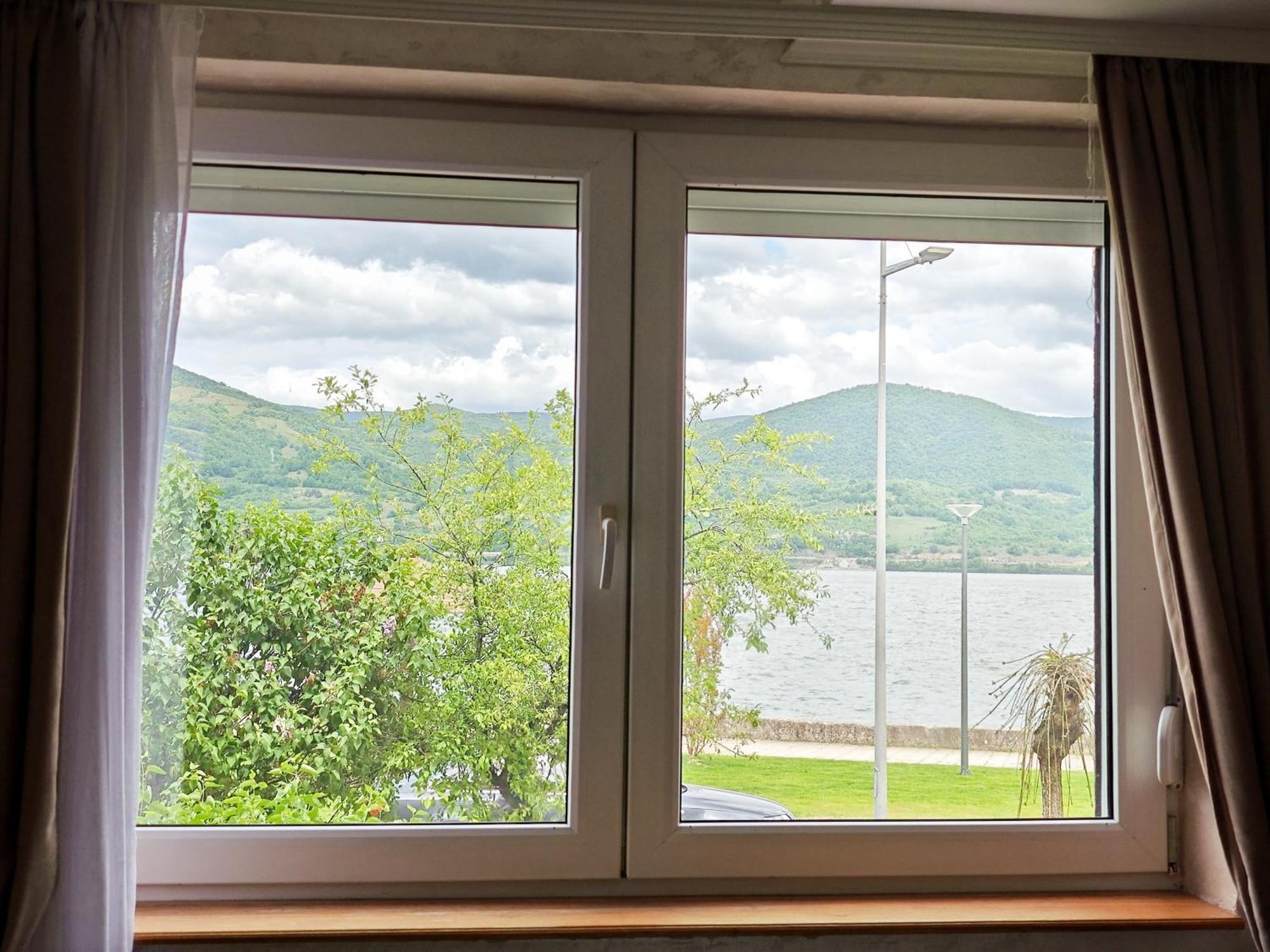 Apartman Julija Donji Milanovac Buitenkant foto