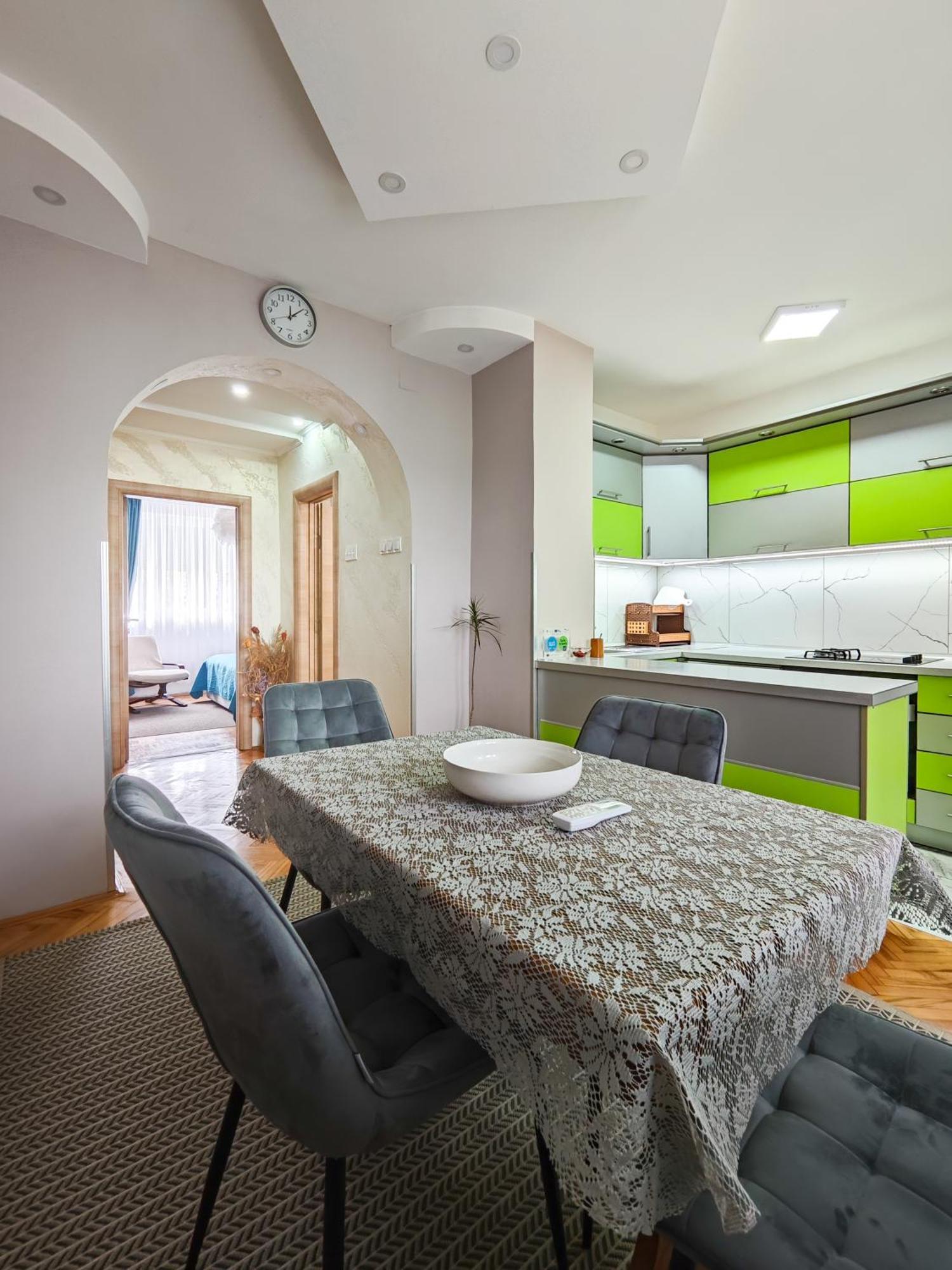 Apartman Julija Donji Milanovac Buitenkant foto